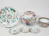 de nombreuses pièces de porcelaine très variées exposées sur la table
