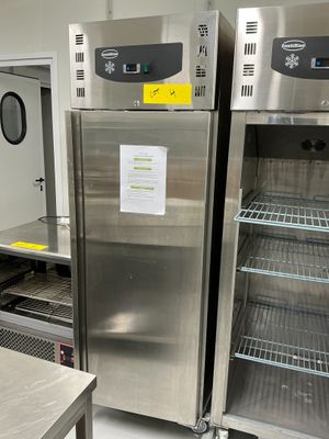deux réfrigérateurs en acier inoxydable dans une grande cuisine