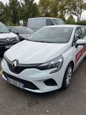 la voiture blanche est garée dans le parking à côté d'autres voitures