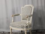 une image représentant une chaise placée devant un rideau
