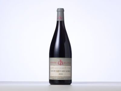 une bouteille de vin rouge posée sur une table