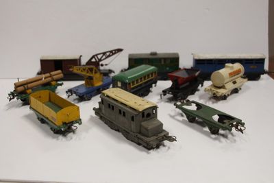 beaucoup de petits trains miniatures posés sur une surface blanche