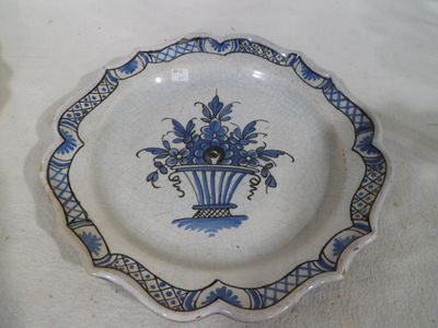 une assiette bleue et blanche ornée d'une composition florale