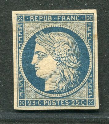 un timbre bleu et blanc sur lequel figure le visage d'une femme