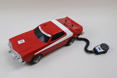 une petite voiture reliée à une télécommande
