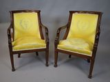 paire de fauteuils anciens avec un revêtement jaune, rembourré, rembourré, rembourré, rembourré, rembourré, rembourré, rembourré