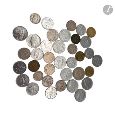 beaucoup de pièces qui sont sur la table