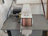 a machine that is sitting on a table in a room