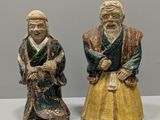 paire de figurines chinoises représentant un vieil homme et une vieille femme