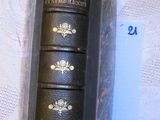 un livre posé sur une table