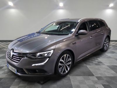 la voiture grise est garée sur le sol à carreaux d'une pièce