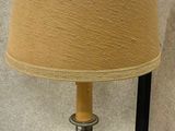 une lampe posée sur une table sur laquelle se trouve une autre lampe