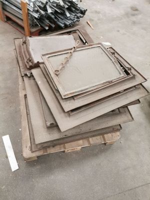 Palette contenant des anciennes fenêtres de toit