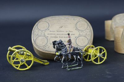un cheval en jouet tirant une calèche avec un homme à bord