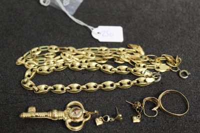 gros plan d'un bouquet de bijoux en or sur une table