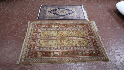 deux tapis posés sur le sol dans une pièce