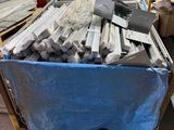 un gros tas d'objets métalliques posés sur une palette