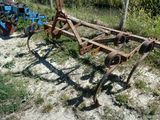 une charrue rouillée abandonnée dans l'herbe