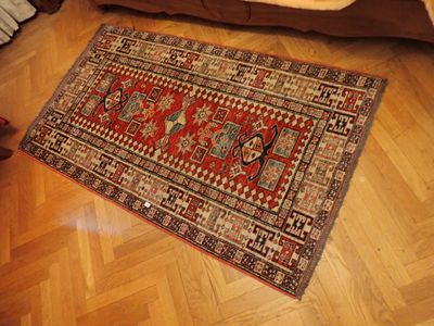 un tapis sur le sol d'un salon
