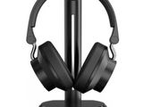 une image représentant un casque posé sur un support