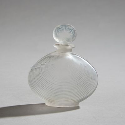 R.LALIQUE. Flacon en verre moulé-pressé en forme de coque mo…