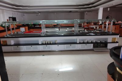 un grand espace buffet avec beaucoup de plats disposés sur le comptoir