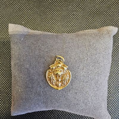 un gros plan sur un oreiller orné d'un lion doré