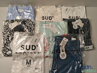 cinq paires de t-shirts exposées dans le magasin