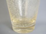 un verre contenant un liquide, posé sur une table