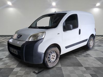 la photo d'une petite camionnette blanche garée dans une pièce