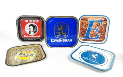 Cinq plateaux carrés en tôle :