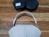 une photo représentant un bandeau et un casque audio posés sur un parquet