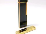 un briquet noir et doré à côté d'un briquet doré