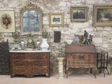 de nombreux tableaux accrochés au mur au-dessus des commodes dans cette pièce