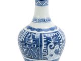 un vase bleu et blanc posé sur une surface blanche