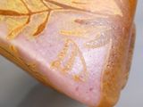 un gros plan sur une œuvre d'art posée sur une table