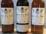 trois bouteilles d'alcool posées les unes à côté des autres sur une table