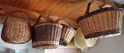 trois paniers suspendus au plafond d'une cuisine