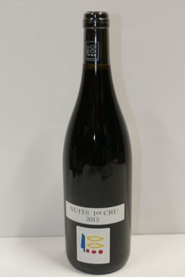 une bouteille de vin posée sur une table