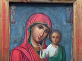 une image d'un tableau représentant une femme tenant un enfant dans ses bras