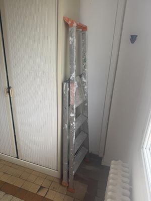 une échelle dans un coin d'une pièce en cours de rénovation