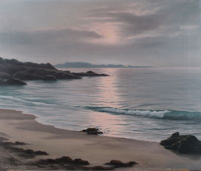 tableau représentant un coucher de soleil sur l'océan, avec des rochers au premier plan