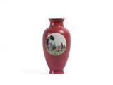 un vase rouge sur lequel est représenté un homme et une femme