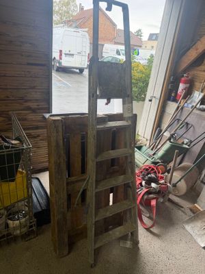 une échelle appuyée contre un mur dans un garage
