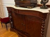 une armoire en bois avec un plateau en marbre et une table basse posée dessus