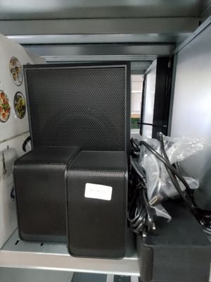 une valise noire posée sur une étagère dans une pièce