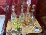 des bouteilles et des verres exposés dans une vitrine de musée