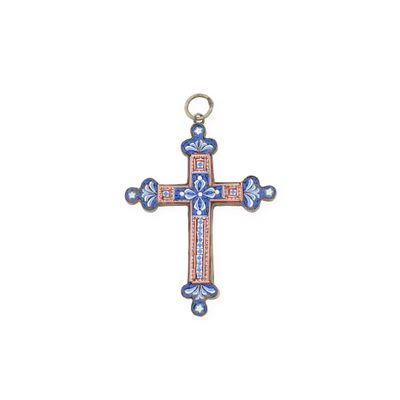 une croix ornée d'un motif bleu et rouge