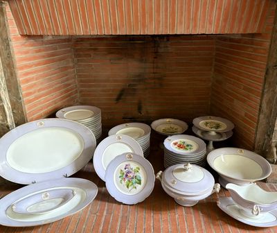 beaucoup d'assiettes et de bols posés par terre
