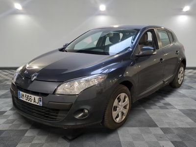 la photo d'une voiture de couleur sombre garée dans un garage